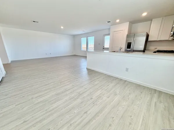 $2,300 | 9203 Kinsel Park, Converse, TX 78109