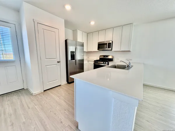 $2,300 | 9203 Kinsel Park, Converse, TX 78109