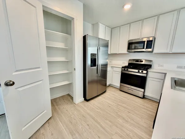 $2,300 | 9203 Kinsel Park, Converse, TX 78109