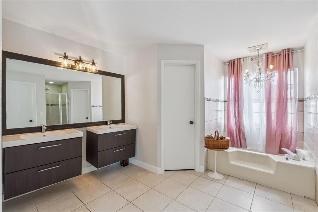 1070 Hali Ridge Court Kissimmee, FL 34747 - Photo 10 of 36 a spacious bathroom with a tub sink and mirror
