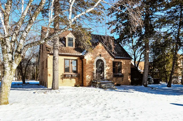 $389,900 | 424 West Luebbe Lane, Glendale, WI 53217