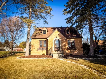 $389,900 | 424 West Luebbe Lane, Glendale, WI 53217