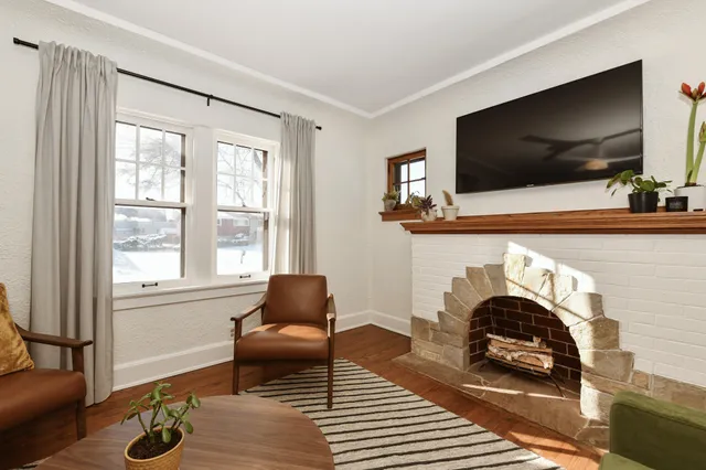 $389,900 | 424 West Luebbe Lane, Glendale, WI 53217