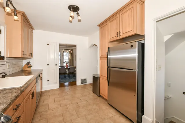 $389,900 | 424 West Luebbe Lane, Glendale, WI 53217