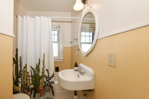 $389,900 | 424 West Luebbe Lane, Glendale, WI 53217