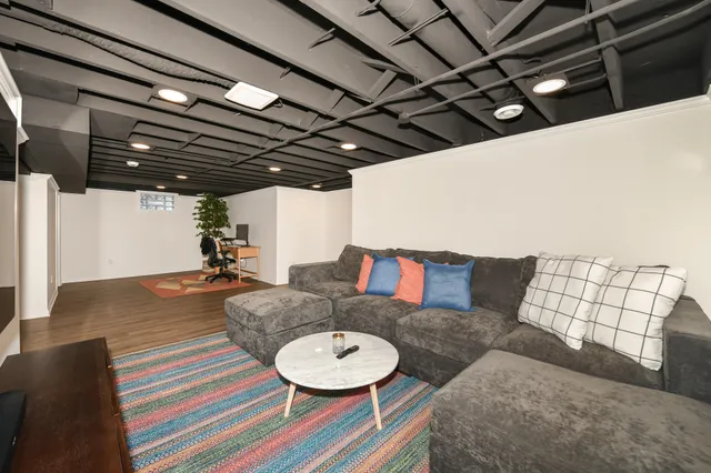 $389,900 | 424 West Luebbe Lane, Glendale, WI 53217