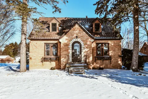 $389,900 | 424 West Luebbe Lane, Glendale, WI 53217