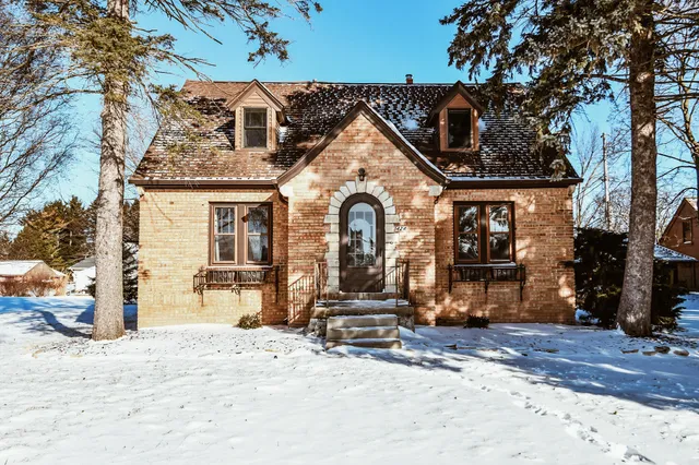 $389,900 | 424 West Luebbe Lane, Glendale, WI 53217