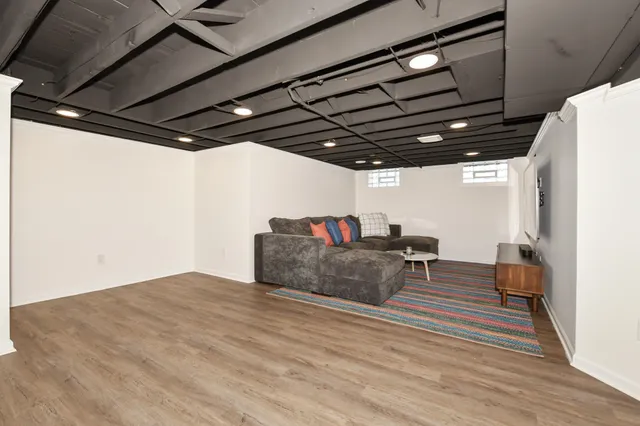 $389,900 | 424 West Luebbe Lane, Glendale, WI 53217