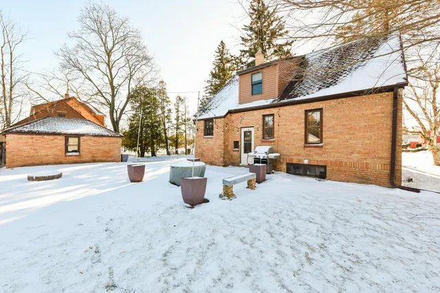 $389,900 | 424 West Luebbe Lane, Glendale, WI 53217