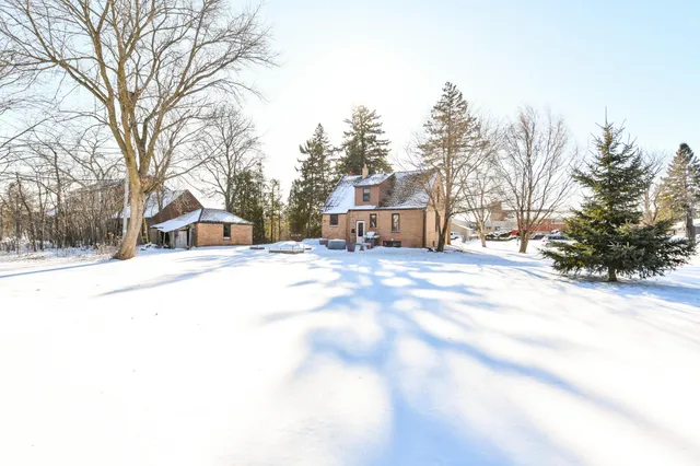 $389,900 | 424 West Luebbe Lane, Glendale, WI 53217