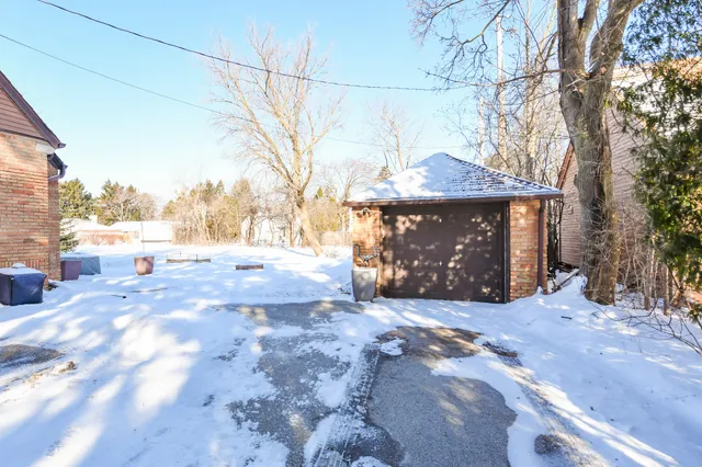 $389,900 | 424 West Luebbe Lane, Glendale, WI 53217