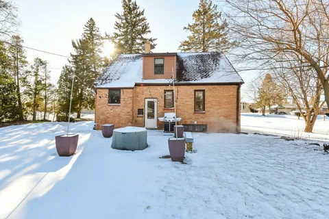 $389,900 | 424 West Luebbe Lane, Glendale, WI 53217