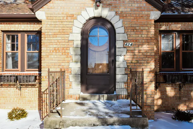 $389,900 | 424 West Luebbe Lane, Glendale, WI 53217