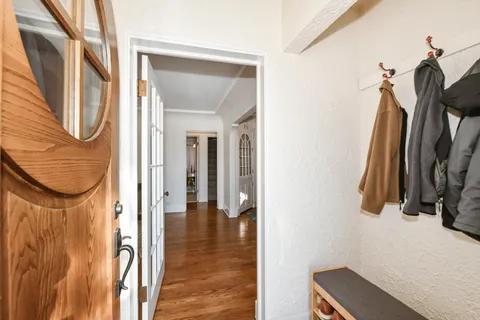 $389,900 | 424 West Luebbe Lane, Glendale, WI 53217