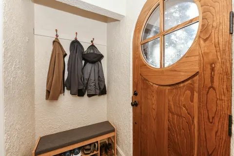 $389,900 | 424 West Luebbe Lane, Glendale, WI 53217