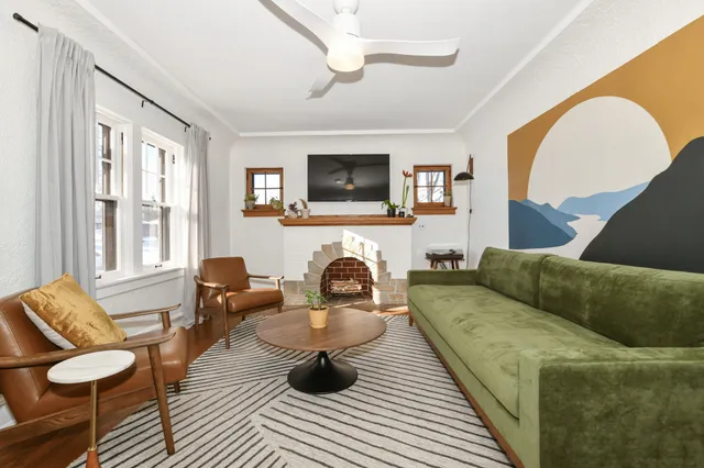 $389,900 | 424 West Luebbe Lane, Glendale, WI 53217