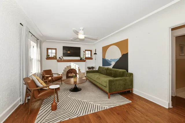 $389,900 | 424 West Luebbe Lane, Glendale, WI 53217