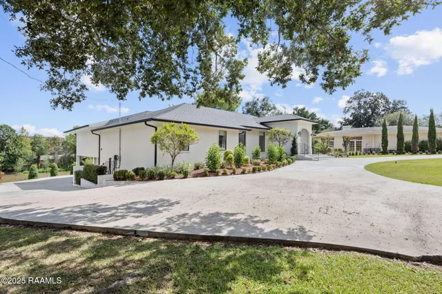 $980,000 | 223 Beverly Drive, Lafayette, LA 70503
