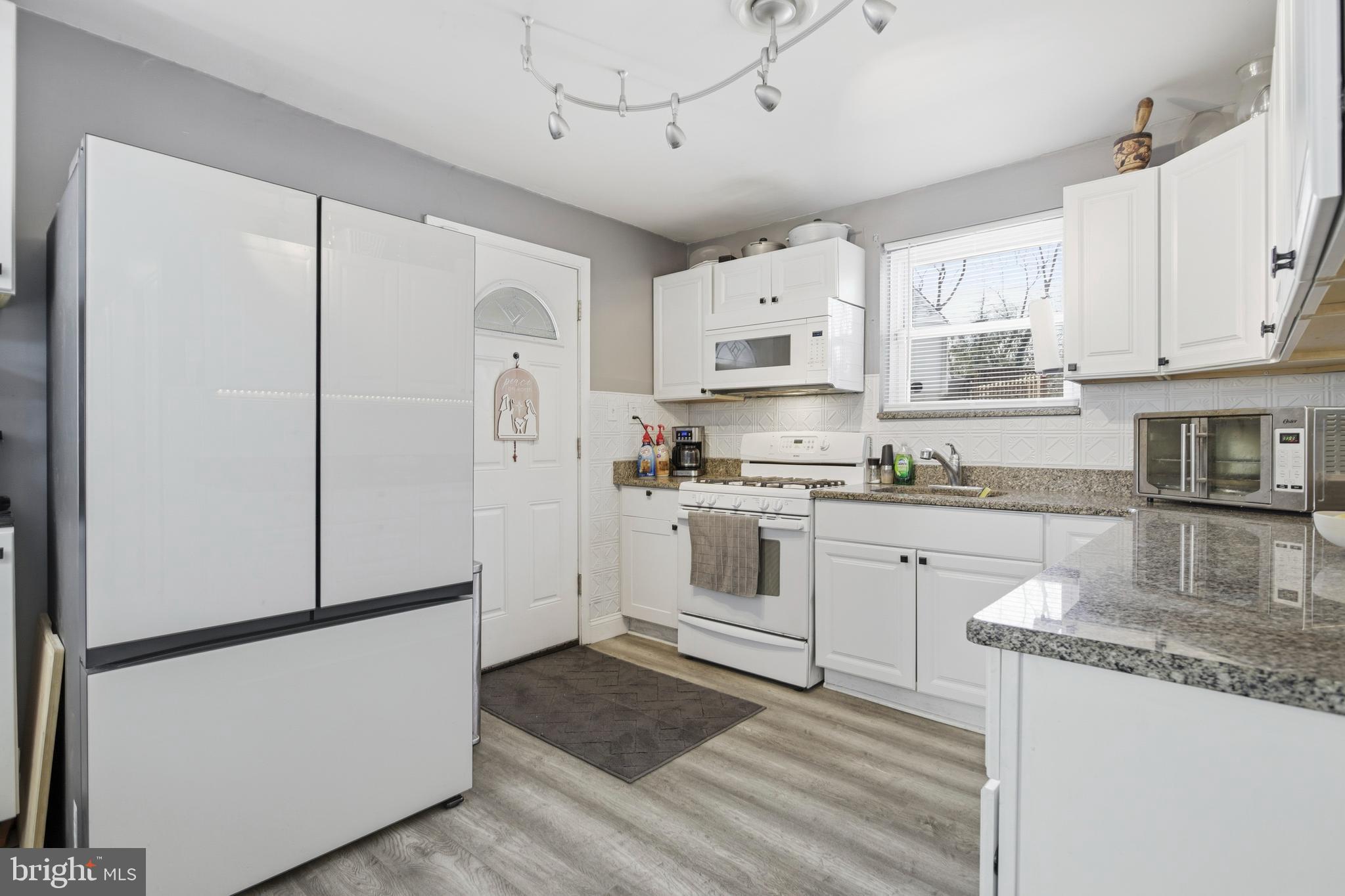 1365 Valley Road Woodlyn, PA 19094 - Photo 8 of 32