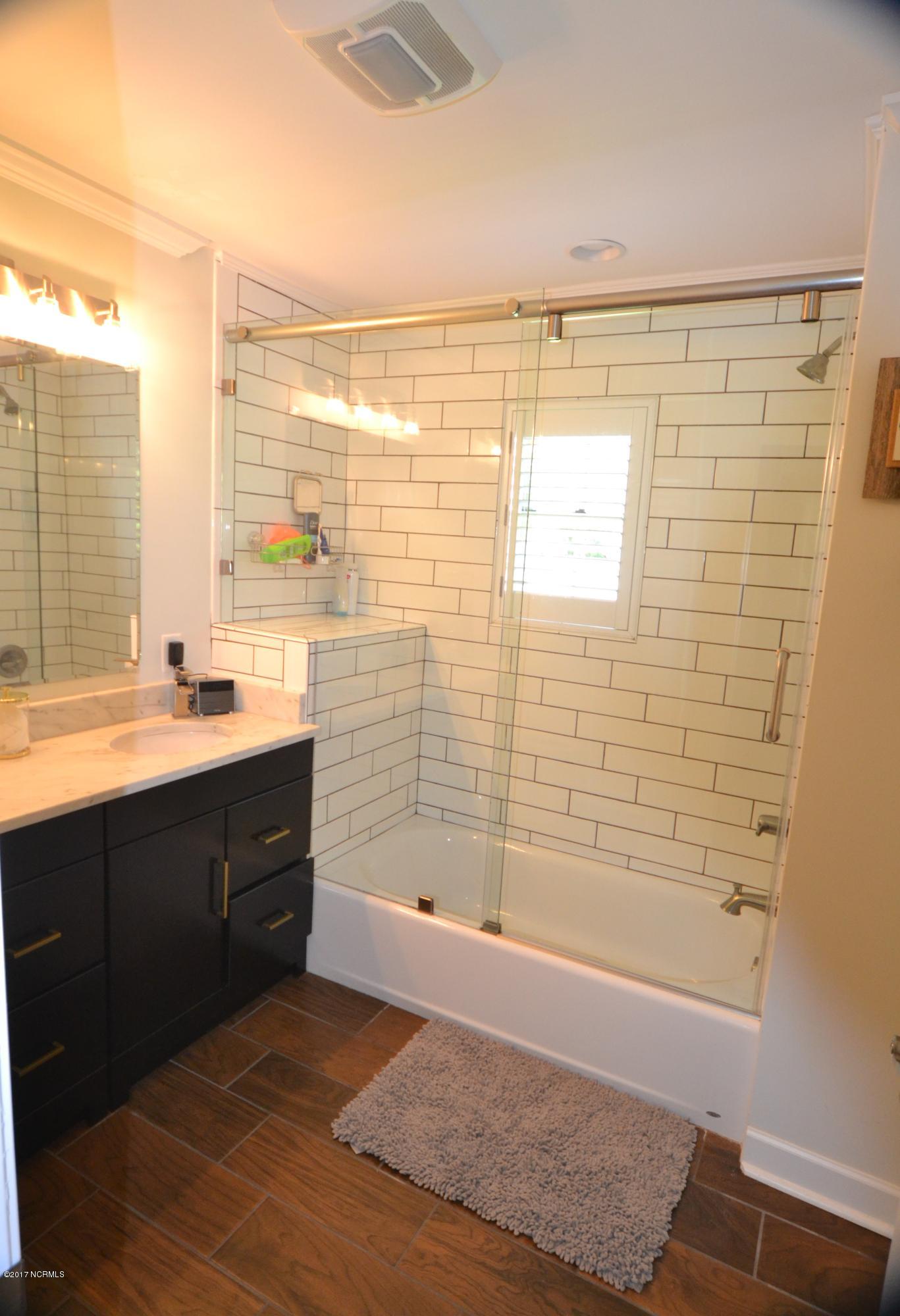 213 Bretonshire Road Wilmington, NC 28405 - Photo 11 of 26 Guest Bath