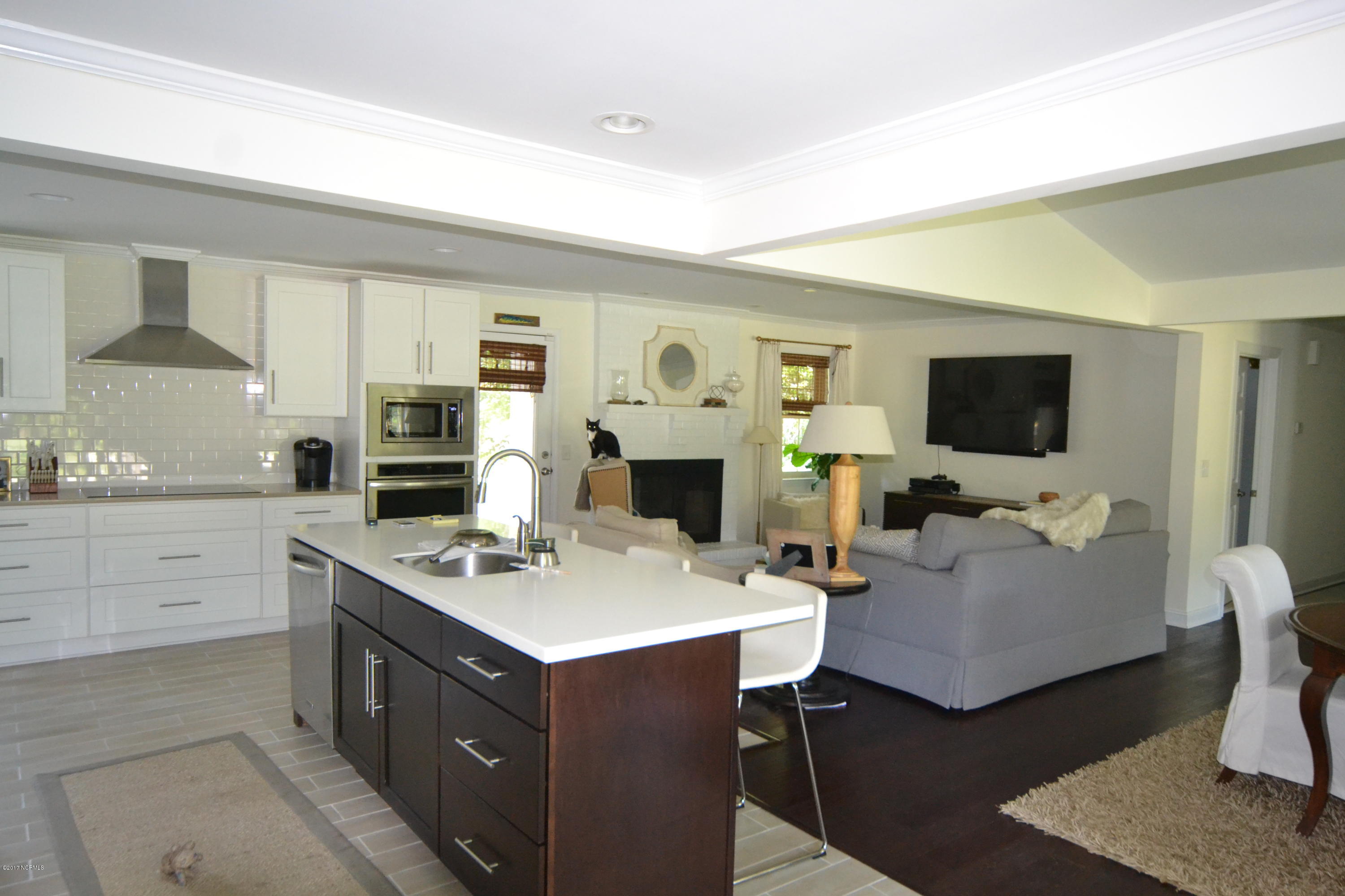 213 Bretonshire Road Wilmington, NC 28405 - Photo 6 of 26 Kitchen / Living Room