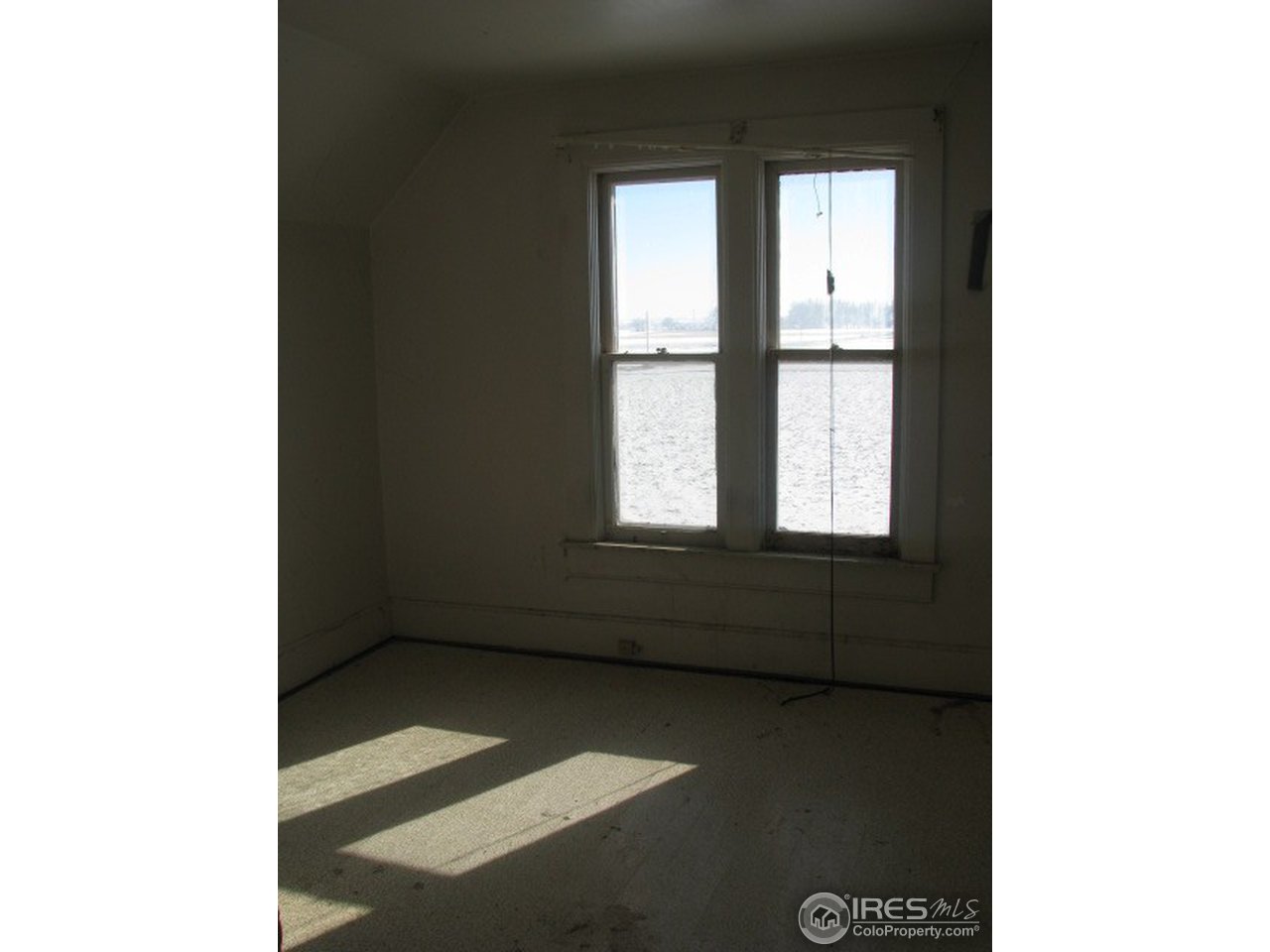 8381 East County Line Road Longmont, CO 80504 - Photo 14 of 18 a room with a window