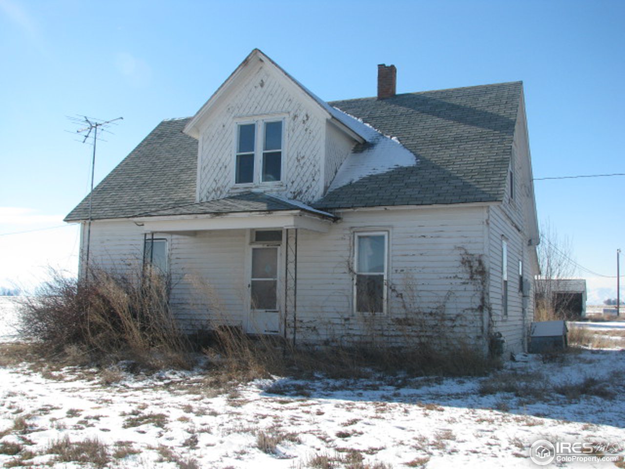 8381 East County Line Road Longmont, CO 80504 - Photo 3 of 18 a front view of a house with a yard