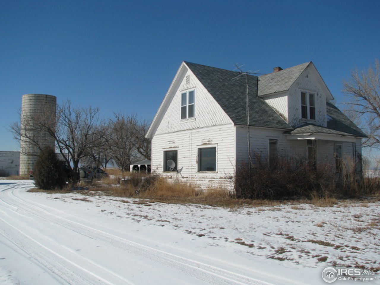 8381 East County Line Road Longmont, CO 80504 - Photo 4 of 18 a view of a white house