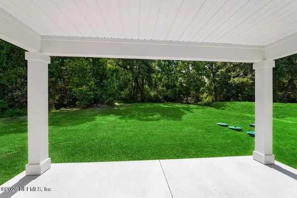 a view of yard with green space