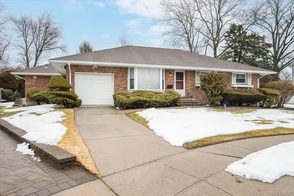 a view of a yard in front of house