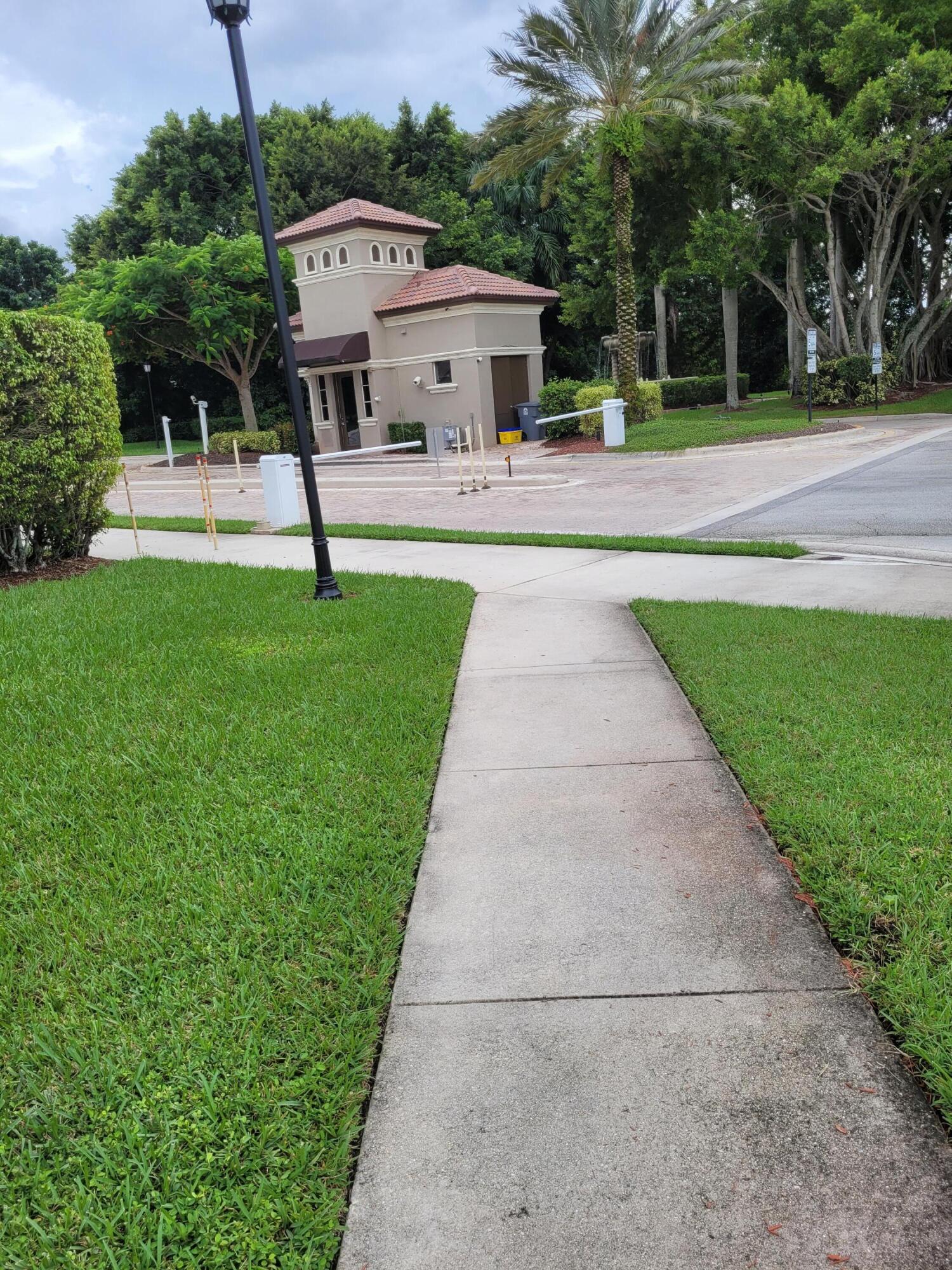 21216 Vía Eden Boca Raton, FL 33433 - Photo 18 of 23 Entrance Gate