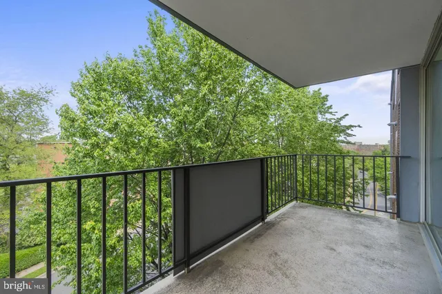 a view of walk in closet