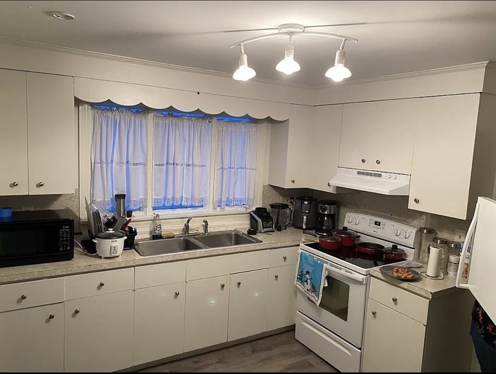 528 Ferry Street Everett, MA 02149 - Photo 3 of 15