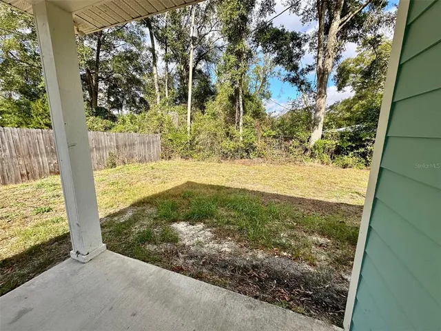 a view of a yard with an tree