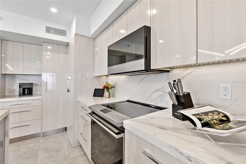 601 Longboat Club Road, Unit 404S Longboat Key, FL 34228 - Photo 7 of 28 a kitchen with a stove and a microwave