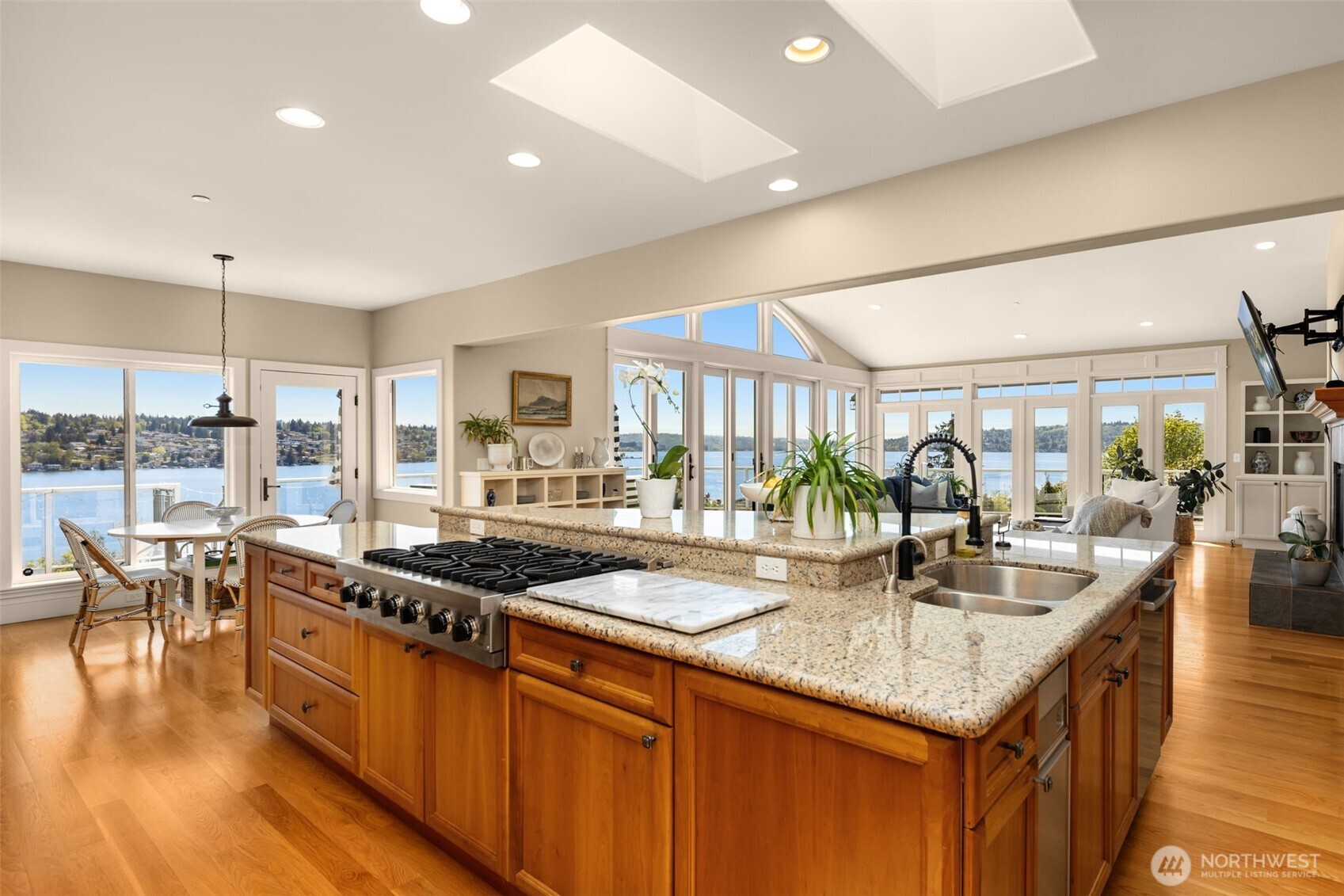 7922 East Mercer Way Mercer Island, WA 98040 - Photo 11 of 40