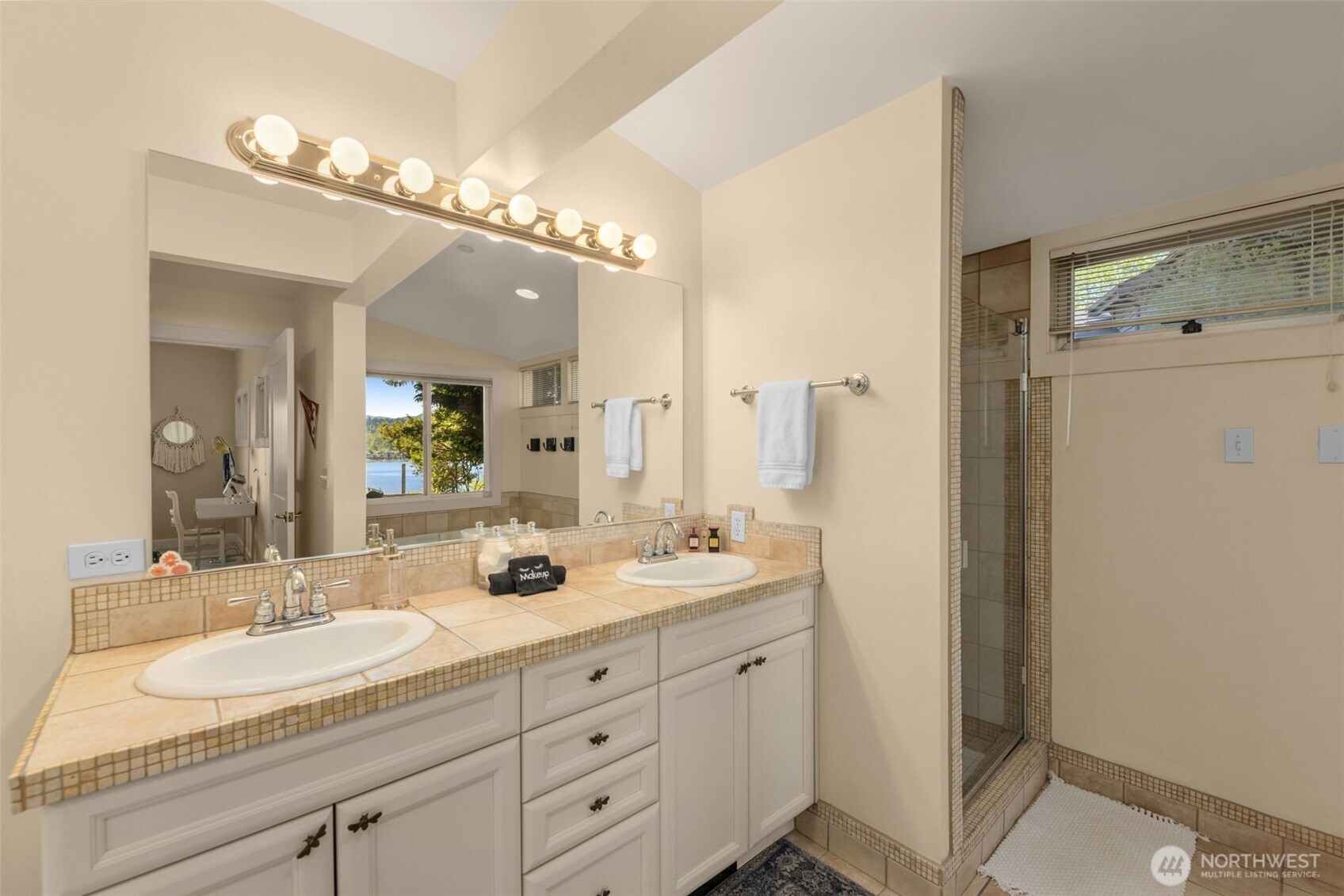 7922 East Mercer Way Mercer Island, WA 98040 - Photo 19 of 40