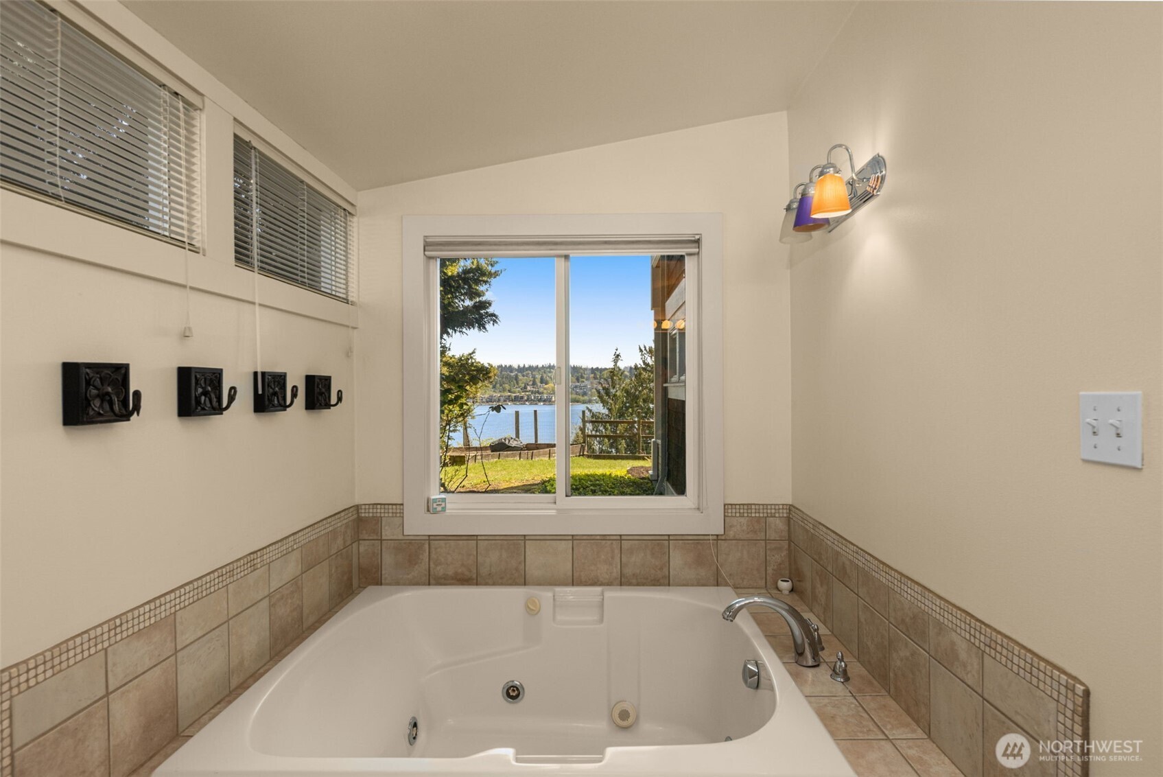 7922 East Mercer Way Mercer Island, WA 98040 - Photo 20 of 40