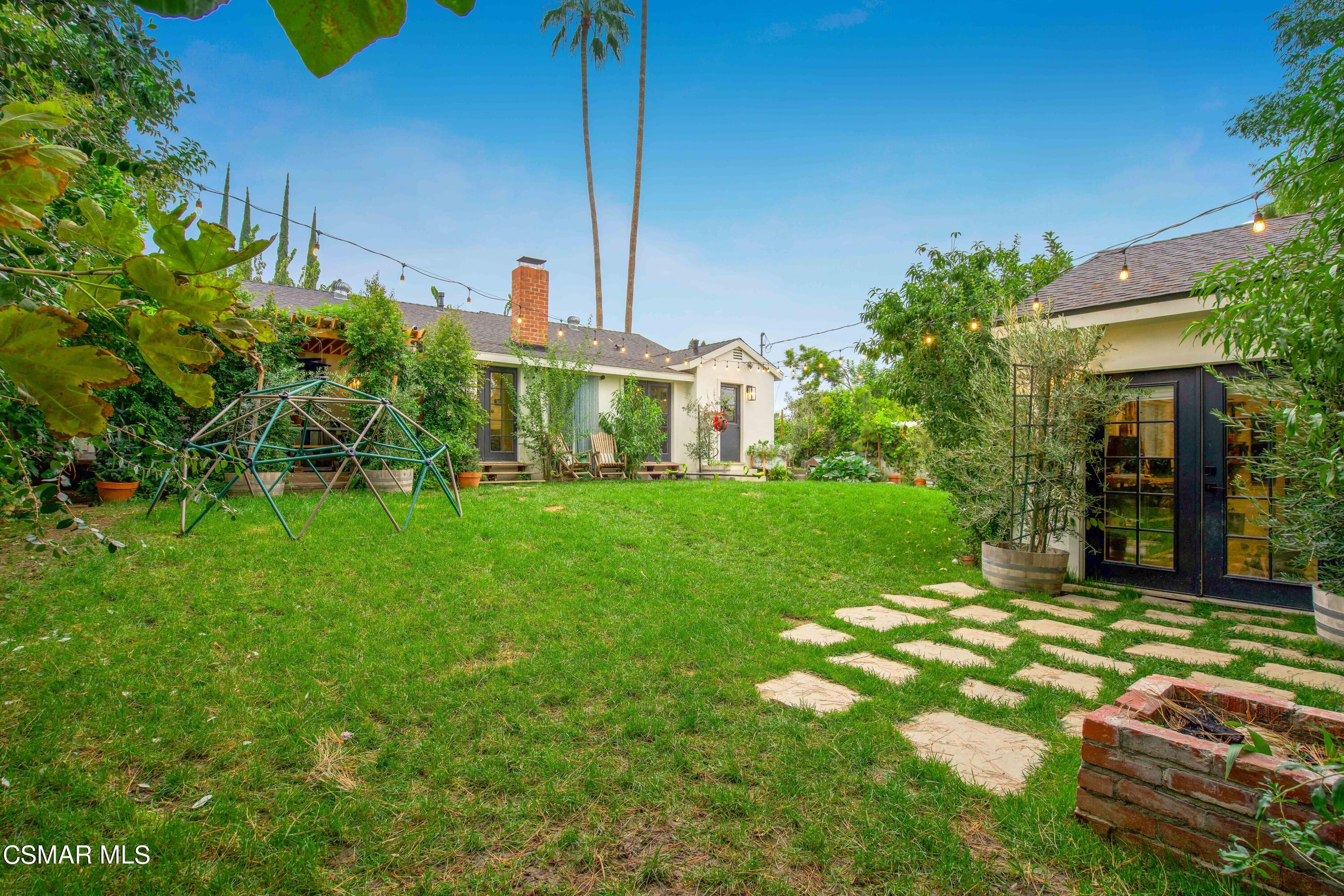 6552 Comanche Avenue Winnetka, CA 91306 - Photo 18 of 20 a front view of a house with garden