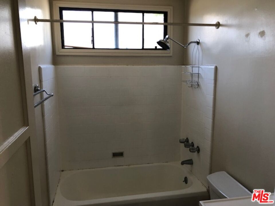 1927 Butler Avenue Los Angeles, CA 90025 - Photo 18 of 19 a bathroom with a bathtub