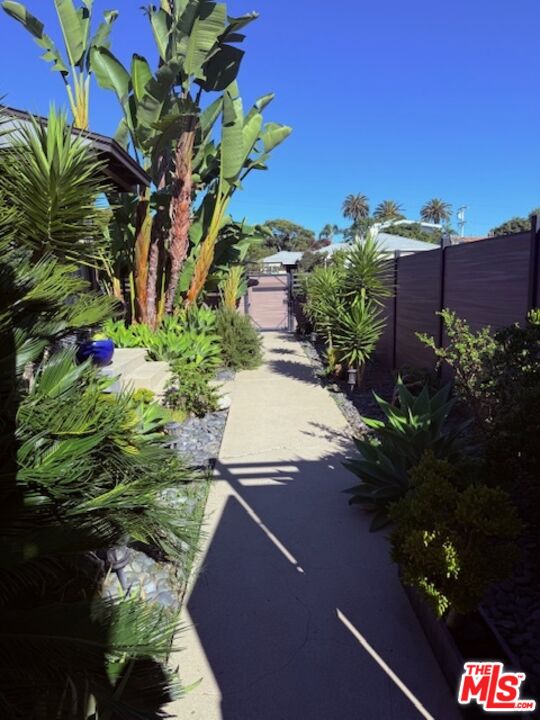1927 Butler Avenue Los Angeles, CA 90025 - Photo 2 of 19 a picture of flowers
