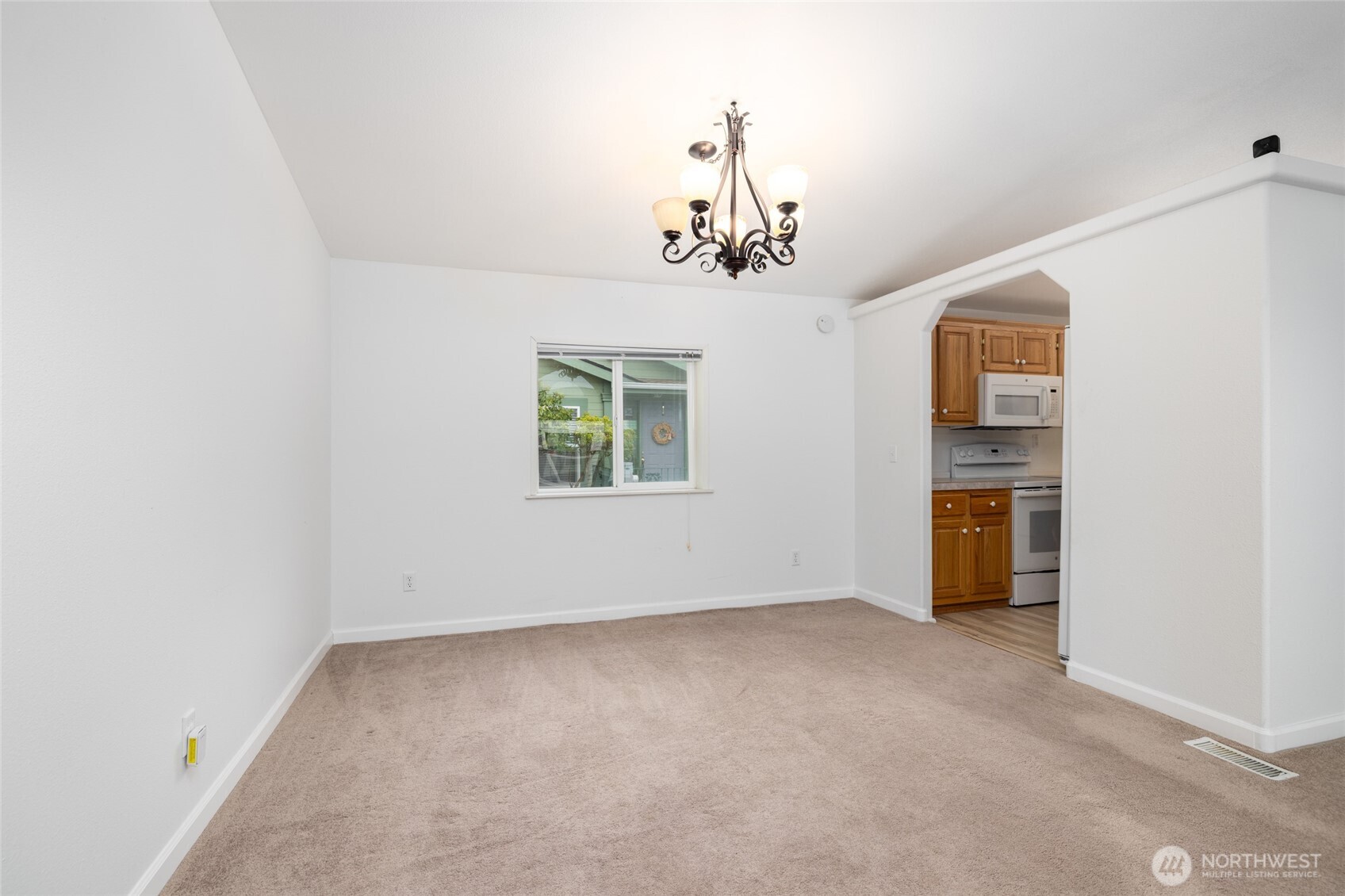 2610 East Section Street, Unit 112 Mount Vernon, WA 98274 - Photo 13 of 34 an empty room with windows