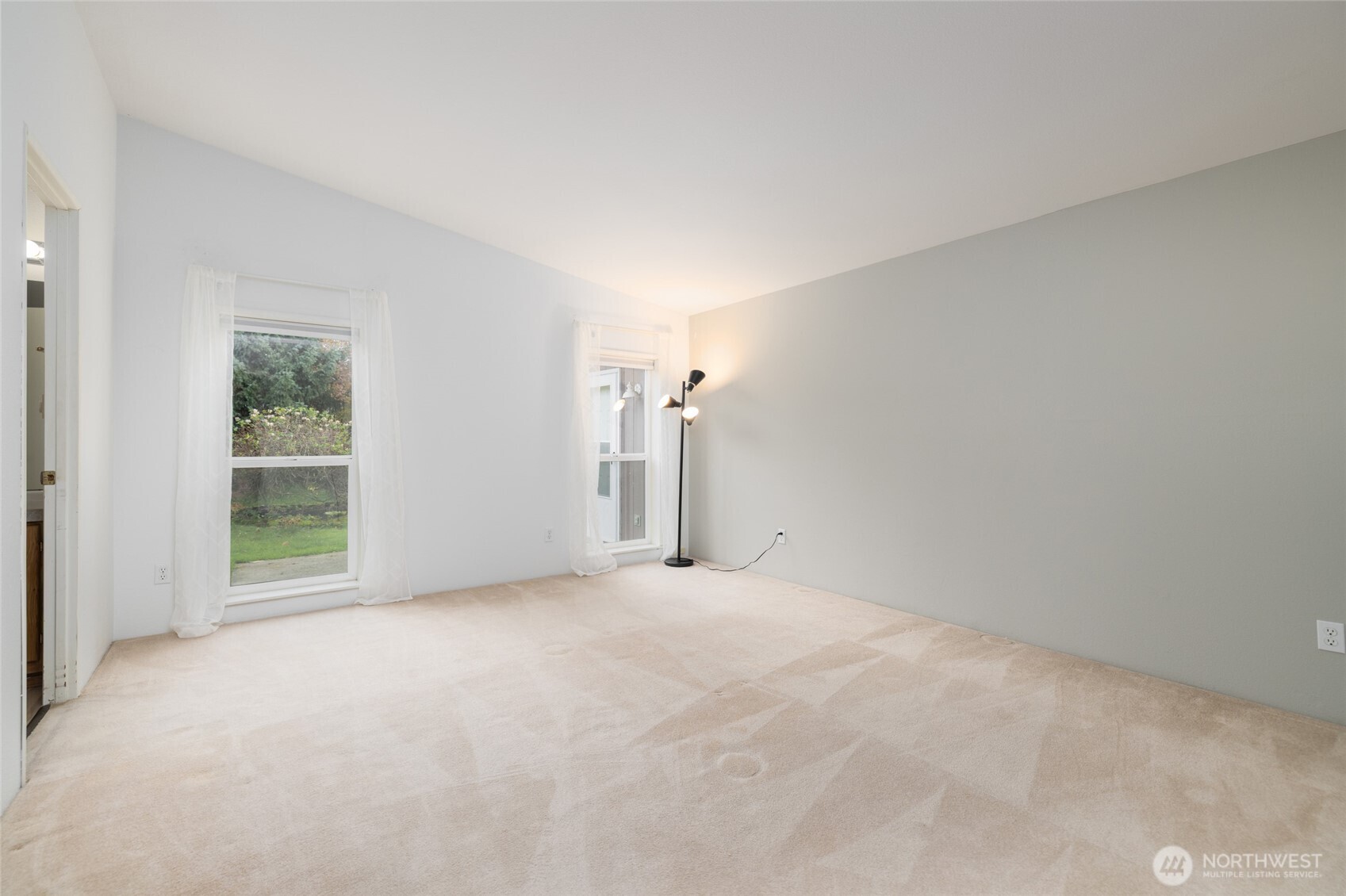 2610 East Section Street, Unit 112 Mount Vernon, WA 98274 - Photo 16 of 34 a view of empty room with windows