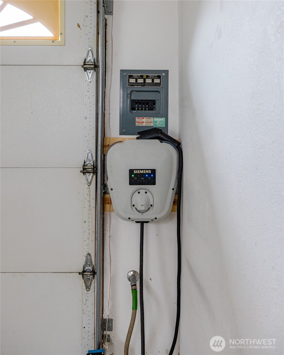 2610 East Section Street, Unit 112 Mount Vernon, WA 98274 - Photo 24 of 34 a hallway with sliding door and mirror