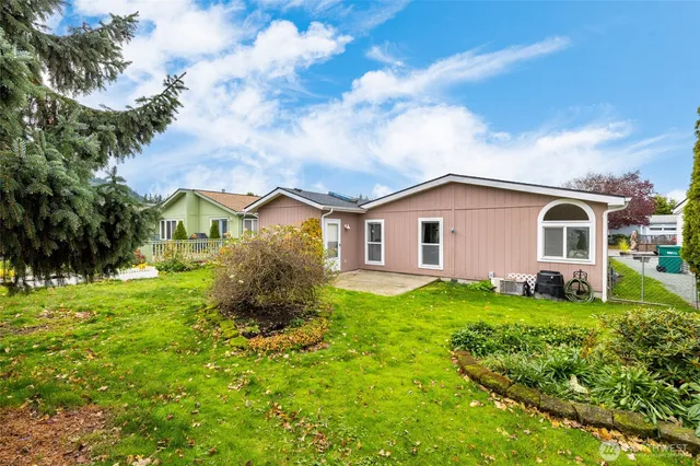 a view of a house with backyard and garden