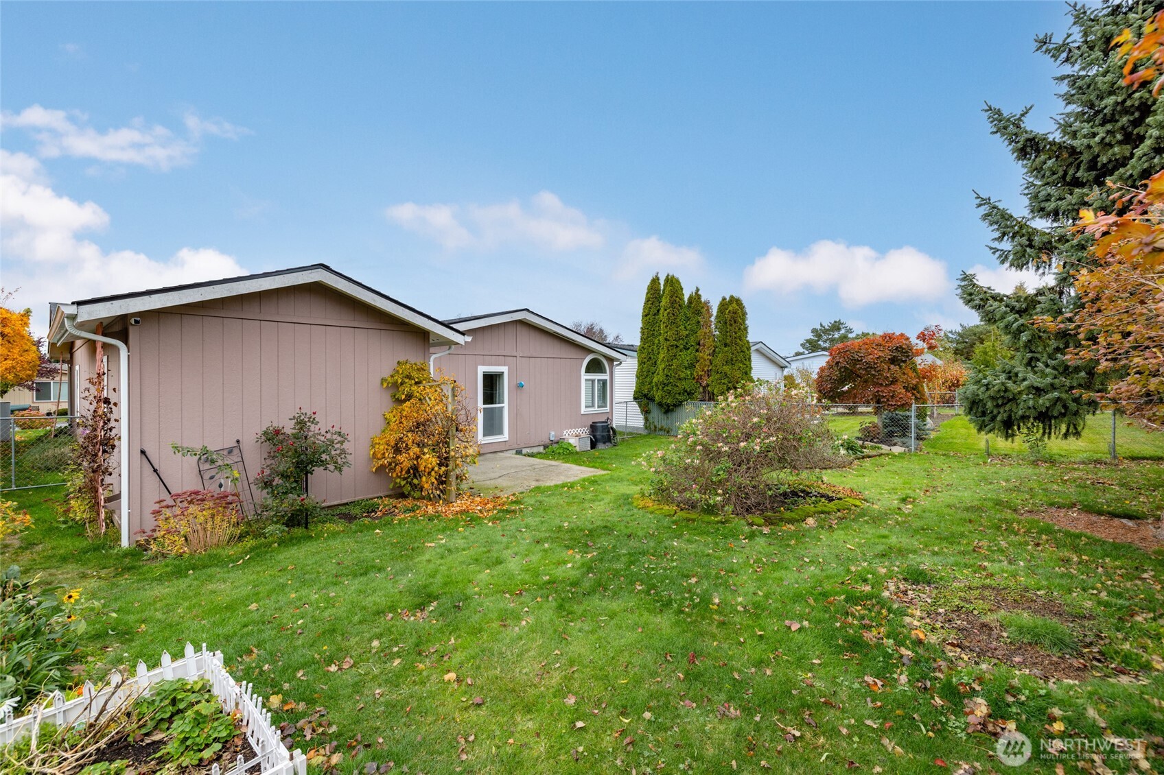2610 East Section Street, Unit 112 Mount Vernon, WA 98274 - Photo 28 of 34 a front view of house with garden