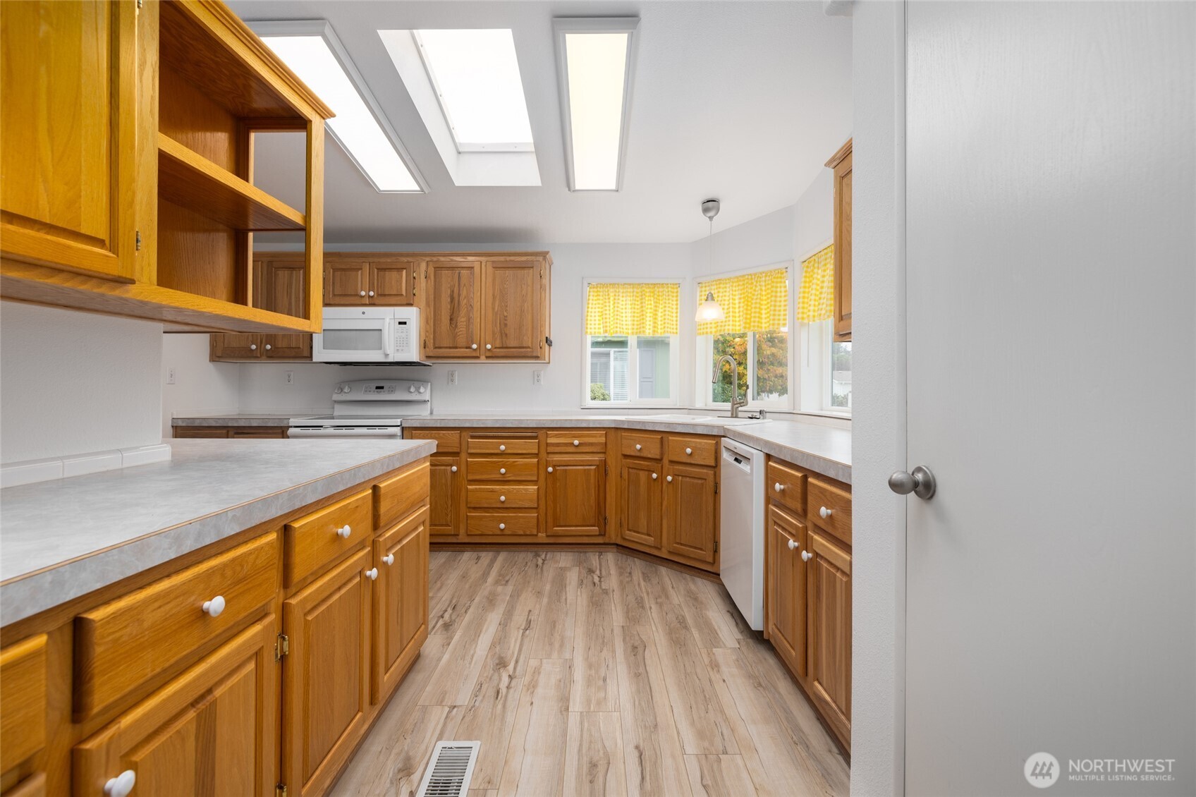 2610 East Section Street, Unit 112 Mount Vernon, WA 98274 - Photo 9 of 34 a kitchen with stainless steel appliances a sink and cabinets