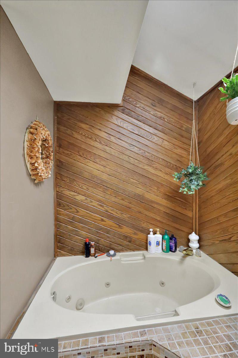 120 Deysher Road Fleetwood, PA 19522 - Photo 21 of 50 a bathroom with a bathtub