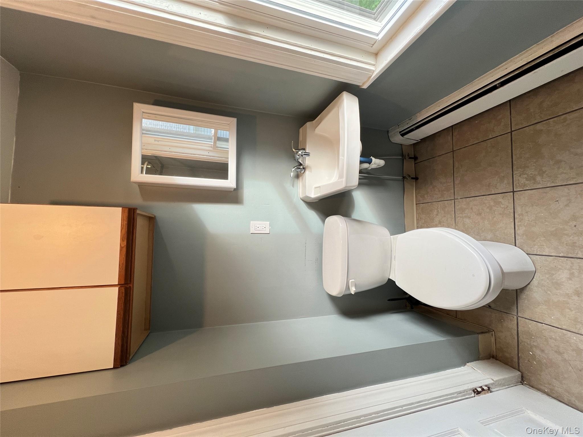 18 Franklin Street, Unit 2 Poughkeepsie, NY 12601 - Photo 14 of 14 Full bathroom